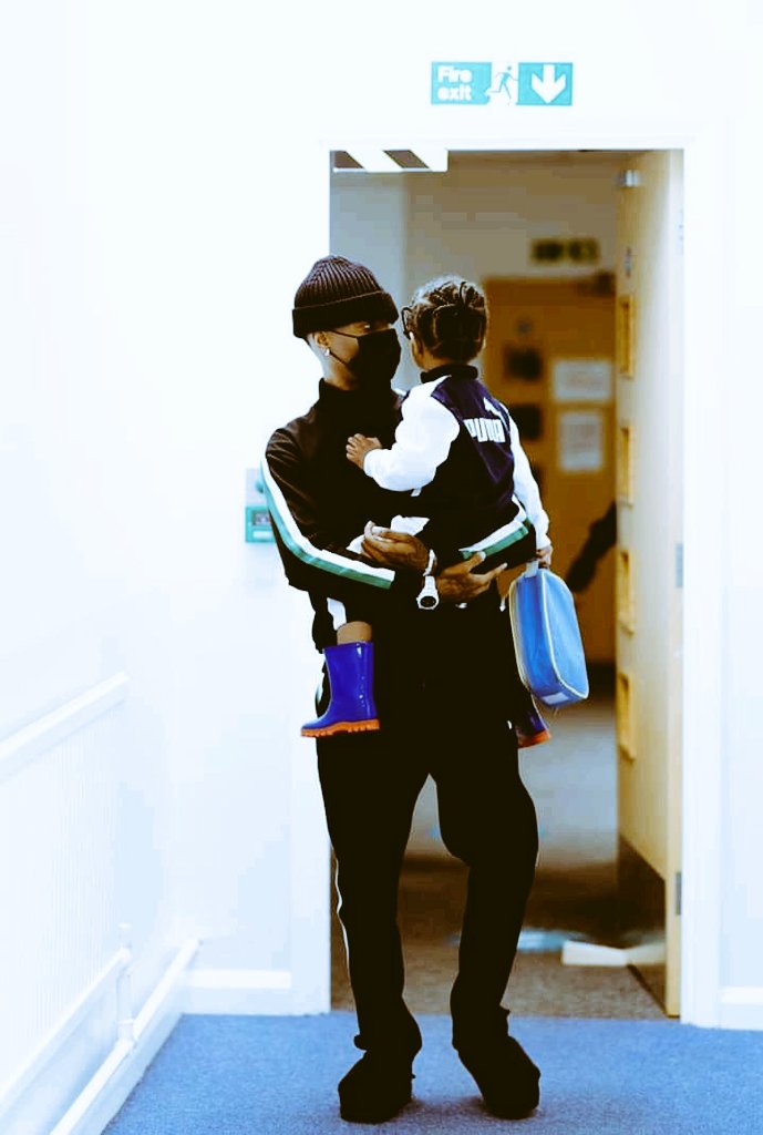 Berryinkk's tweet photo. He preaches and practices LOVE, UNITY and PEACE;
He gat the grace, the name and the fame!
He's done so much and there's still so much more to do!
He believes! He strives silently and reap quietly. He's a winner!
He is Ayodeji Ibrahim Balogun💚🦅
#WorldWizkidDay #WorldWizkidDay https://t.co/88Z89j7BSs