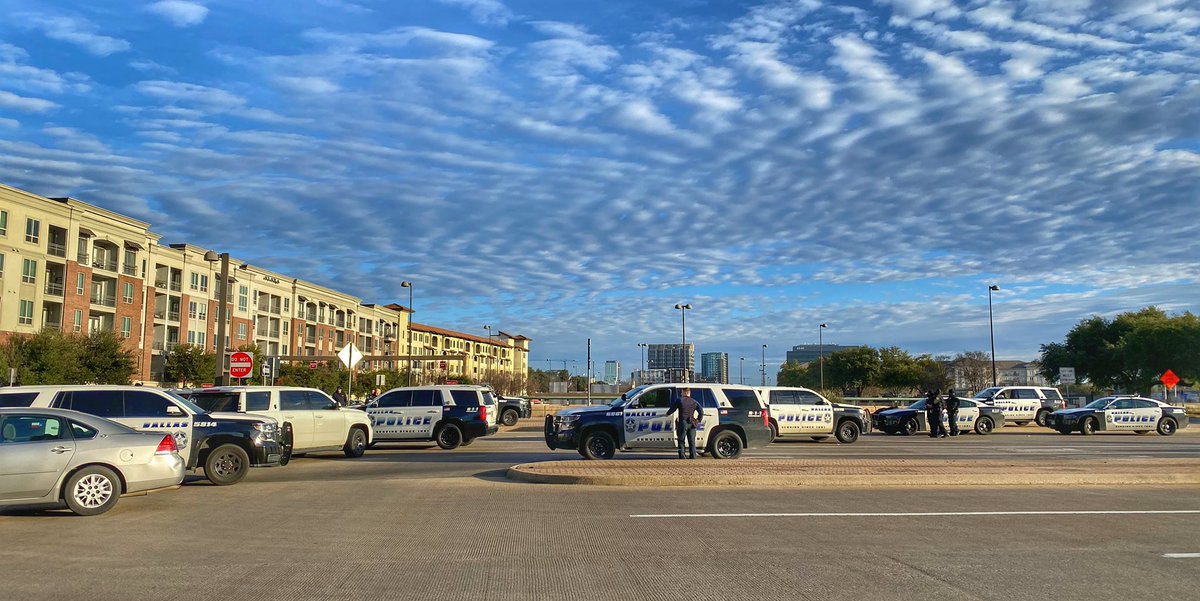 TacticalDPD's tweet image. Dallas SWAT recently responded to an elevated jumper near downtown. We appreciate the motorists patience as we worked to resolve this incident. Also thanks to our SWAT Doc's &amp;amp; @DallasFireRes_q . #dpdswat #dallasswat #keepingdallassafe