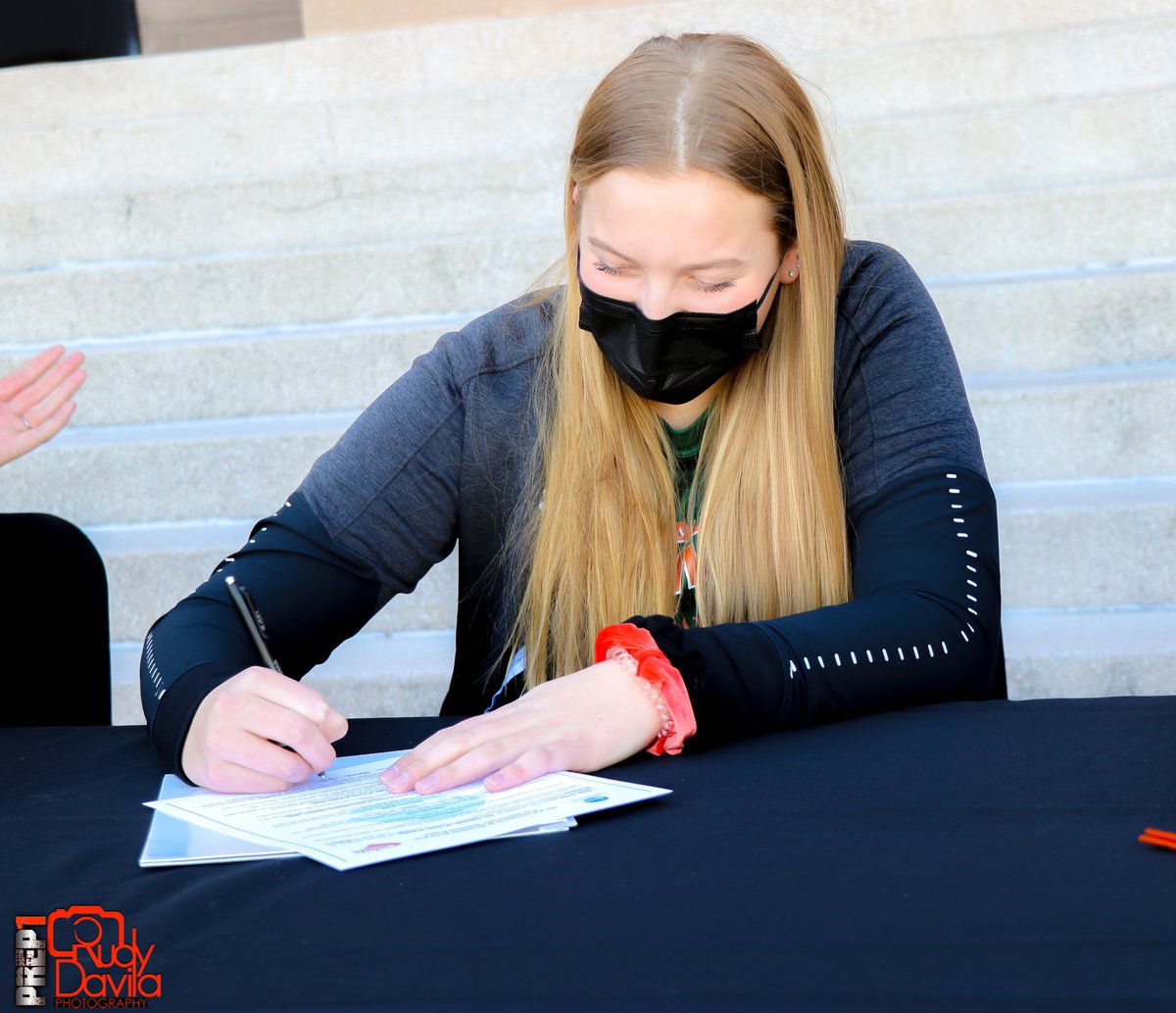ElPasoAthletics's tweet photo. ✍️ 💌 &amp; 📦

Congratulations Anna Yellen‼️ 

#NSD21 #DigInTigers https://t.co/wP9hXZQnJY