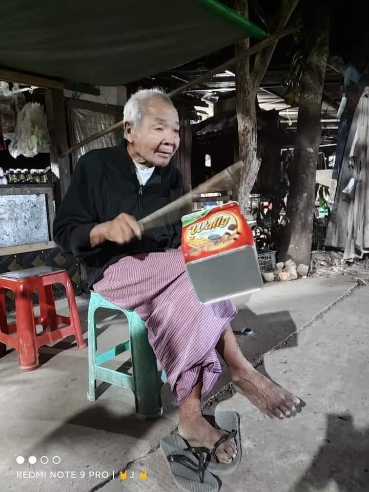 EllaHyunee's tweet photo. This photo deeply touched my heart..💔
Stay strong and safe !!🙏
Let us fight in unity. Fighting all.

#HearTheVoiceofMyanmar
#RespectOurVotes https://t.co/23hPbzhKi5