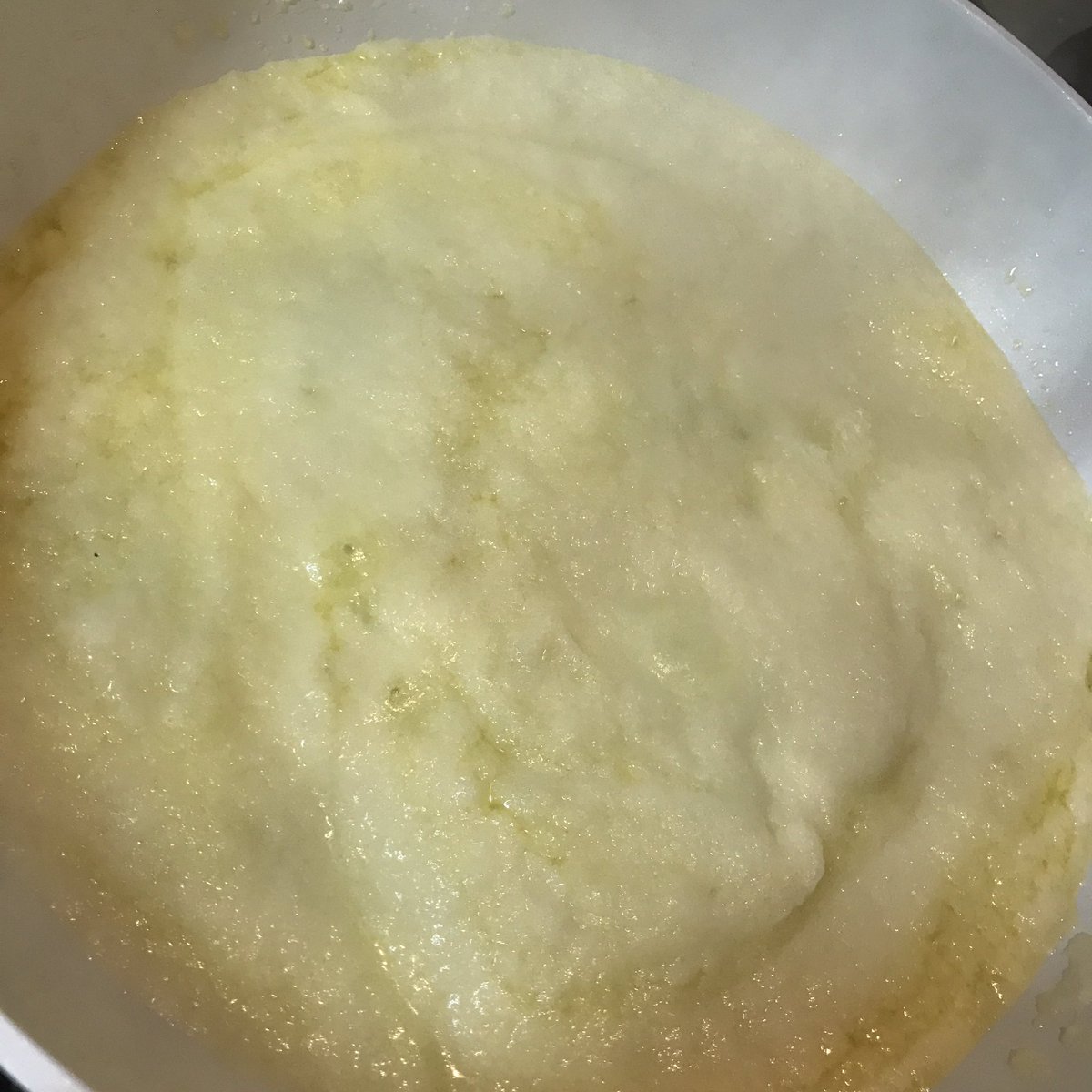 いつもはみじん切り玉ねぎで作ってるトマトソース、今日は玉ねぎをミキサーでムース状にして作ってみた。
ソースがいつもよりパスタと絡み美味い…。
料理漫画「ひとり事-キューライスのサクセスごはん」発売中→
https://t.co/OjcO5WJr4X