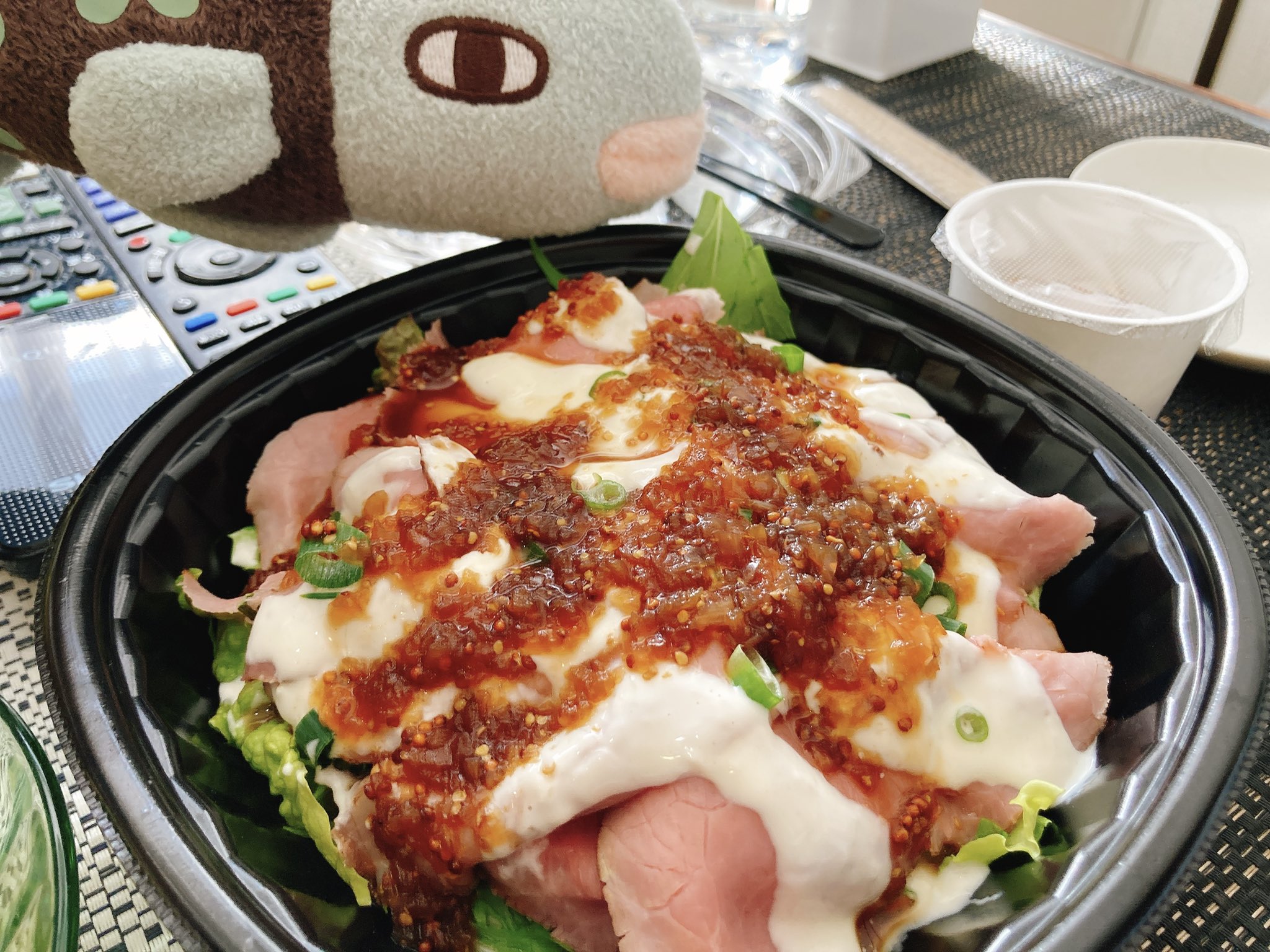 ピヨ山 8 ピヨ彦 على تويتر 本日のテレワーク飯です うおくんが狙ってます ローストビーフ いっぱい入ってる しかも美味しいローストビーフ テレワーク飯 うおくん アランジアロンゾ T Co K0jgchkw1i تويتر