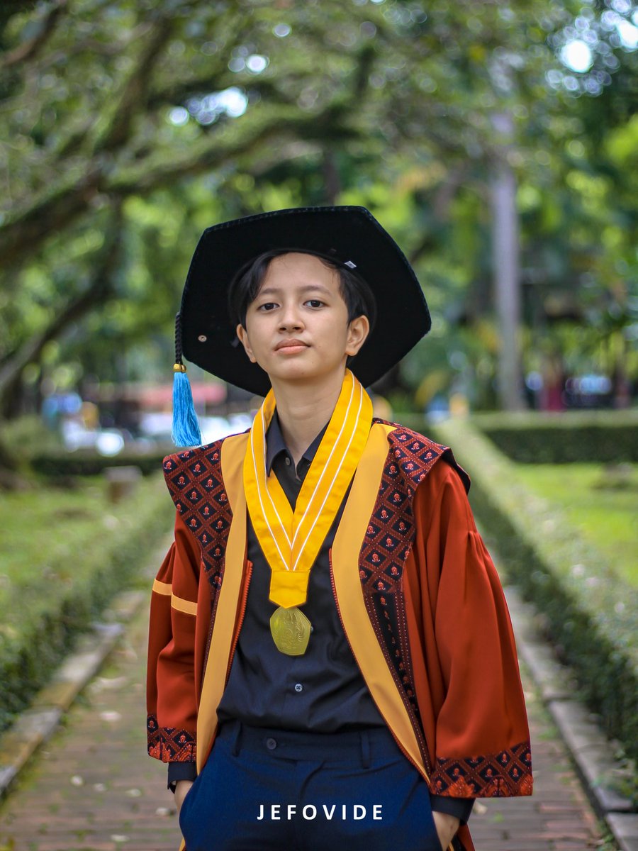 echattar's tweet photo. Hari ini 4 Februari 2021 aku resmi menggunakan tambahan nama di belakang nama ku:  "S.Hum"

Ok sarjana Humor.
Setelah skip wisuda satu tahun. https://t.co/4xpr3oW0il