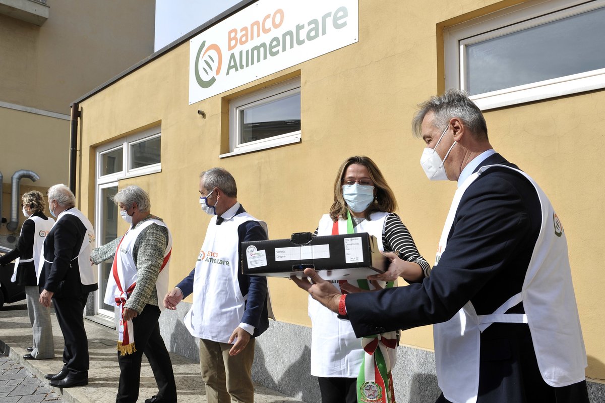 Comune di Milano (@comunemi) on Twitter photo A 2 anni dall’apertura dell'Hub di Quartiere contro lo #sprecoalimentare a Isola e a 4 mesi dall'inaugurazione dell’Hub Lambrate, il bilancio della raccolta delle eccedenze per il 2020 è di 76 tonnellate: 3.300 le famiglie raggiunte con 152.000 pasti equivalenti. <a href="/FoodPolicyMi/">Food Policy Milano</a> A 2 anni dall’apertura dell'Hub di Quartiere contro lo #sprecoalimentare a Isola e a 4 mesi dall'inaugurazione dell’Hub Lambrate, il bilancio della raccolta delle eccedenze per il 2020 è di 76 tonnellate: 3.300 le famiglie raggiunte con 152.000 pasti equivalenti. <a href="/FoodPolicyMi/">Food Policy Milano</a>