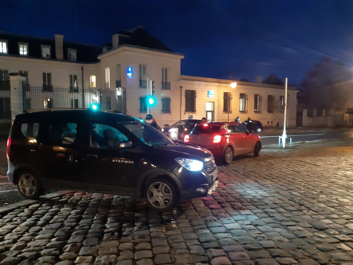 Prefet78's tweet photo. #Yvelines 
Hier soir, la @PoliceNat78 a mené une opération de contrôle du respect du #CouvreFeu à @Rambouillet_78.
H. Geronimi, sous-préfète @Prefet78 accompagnait les fonctionnaires de #police. https://t.co/Gz5uSwFwI4