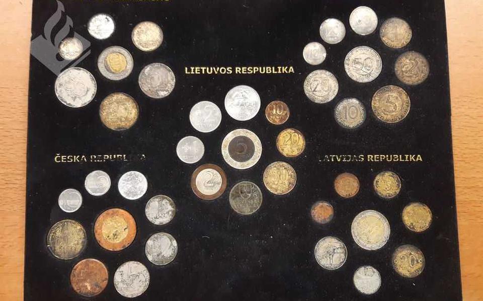 Tas vol sieraden, munten en horloges uit de sloot gevist in Leeuwarden, politie zoekt eigenaar: Een flinke vangst tijdens het uitbaggeren van een sloot aan het Kalverdijkje in Leeuwarden: er werd een tas met sieraden, munten en horloges uit de sloot.....