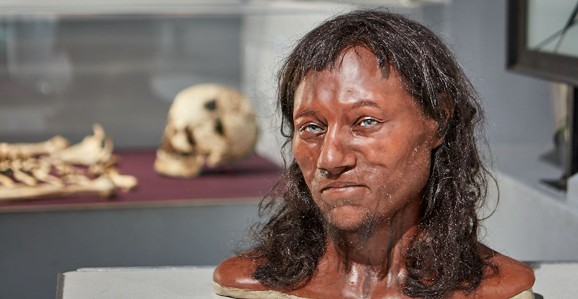 The importance of this is that this is one of range of possibilities: that’s good archaeology. Nobody said he looked exactly like the bust, but he *could* have done. Whatever, even had he had green eyes and slightly paler skin, he would never have looked white. Not even slightly.