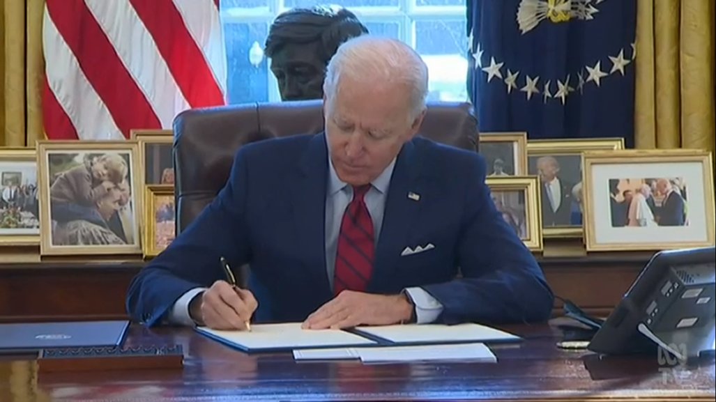 The extra splash of colour from the red tie works even better, but the silly pocket handkerchief once again mars the overall look. How delightful to see a US president using a pen instead of a sharpie. Normalcy returns.  #GenderBalancingClothingCommentary  #ABCcanberra