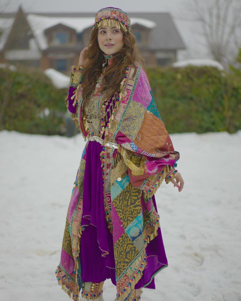 pinkvilla's tweet photo. #ShehnaazGiIl is wowing us all in this beautiful #KashmirI outfit. 
Alexa play 'Ye Chand sa Roshan Chehra' 💞😄

#ShehnaazGiIl #BiggBoss #celebs #Shehnaazkaurgill #shehnaazians https://t.co/TimQ224Xr9