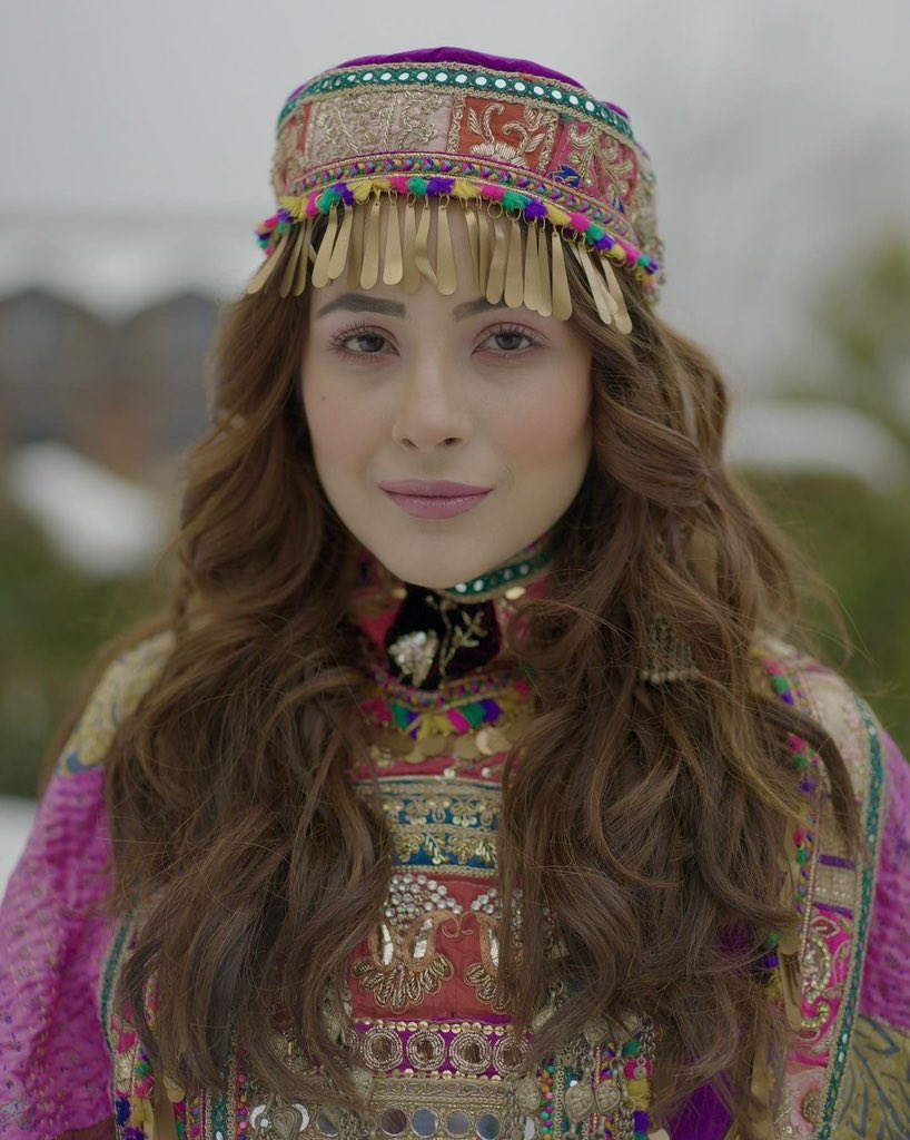 pinkvilla's tweet photo. #ShehnaazGiIl is wowing us all in this beautiful #KashmirI outfit. 
Alexa play 'Ye Chand sa Roshan Chehra' 💞😄

#ShehnaazGiIl #BiggBoss #celebs #Shehnaazkaurgill #shehnaazians https://t.co/TimQ224Xr9