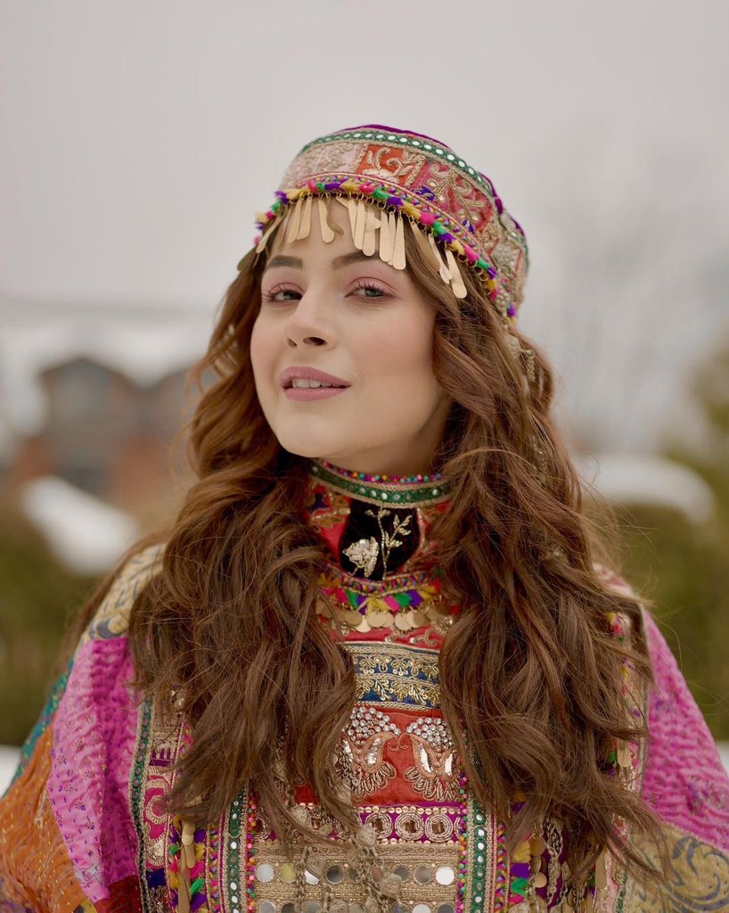 pinkvilla's tweet photo. #ShehnaazGiIl is wowing us all in this beautiful #KashmirI outfit. 
Alexa play 'Ye Chand sa Roshan Chehra' 💞😄

#ShehnaazGiIl #BiggBoss #celebs #Shehnaazkaurgill #shehnaazians https://t.co/TimQ224Xr9