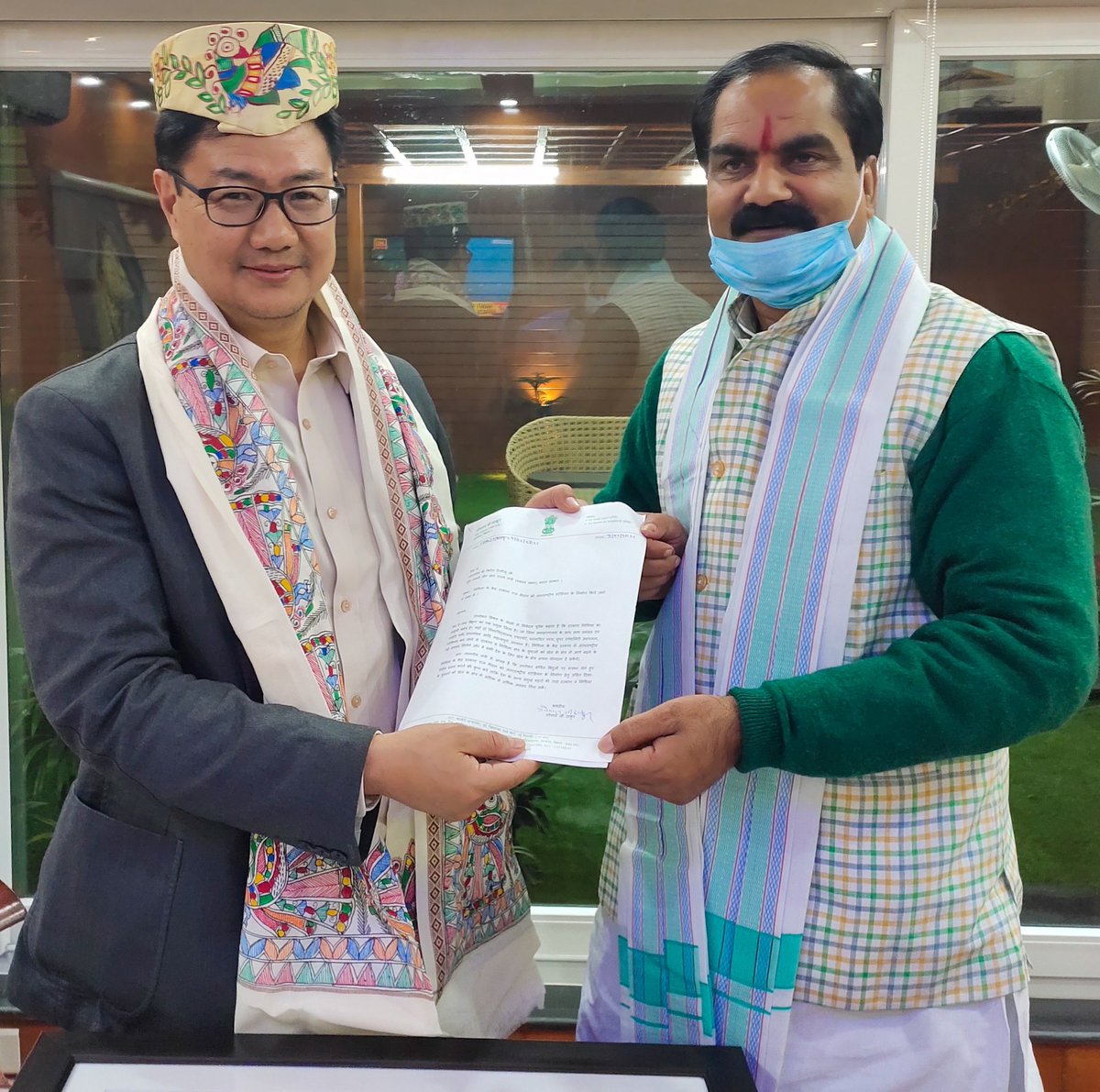 KirenRijiju's tweet photo. मिथिला 'पाग' (प्रतिष्ठा) और शॉल के लिए दरभंगा के परिश्रमी और कर्मठ माननीय सांसद गोपाल जी ठाकुर को धन्यवाद ! 
इस बार खेल मंत्रालय ने बिहार के लिए कई खेल परियोजनाएं शुरू की हैं। https://t.co/qHHTLajpGn