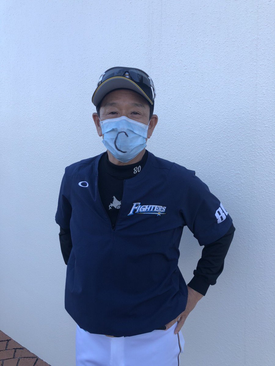 北海道日本ハムファイターズ公式 キャプテンマーク入りのバースデーケーキを贈った栗山監督が手作り C マーク入りのマスクを着用 01karat 100baseball Lovefighters