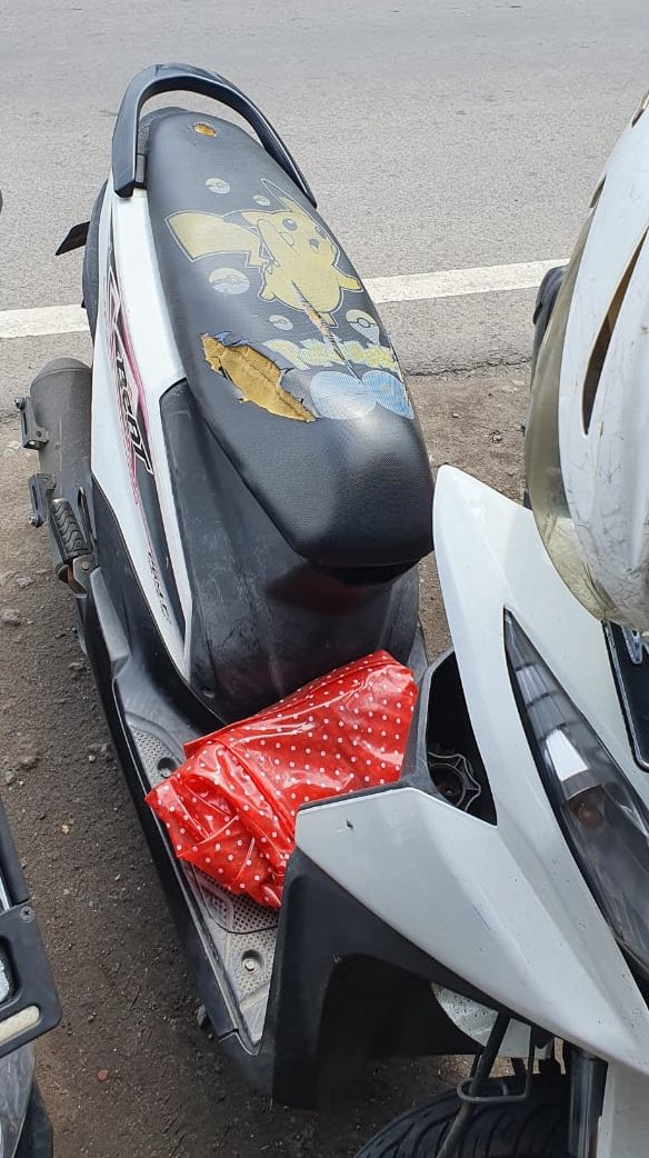 mau gak mau papaku nempelin telinganya ke jok motor satu2 biar denger suara hpnya yg ilang. daannn si tukang parkir denger suara hp ilang itu di salah satu motor!! yes ada di motor ini