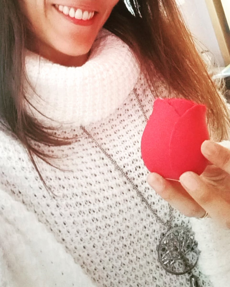 Maca_Ymlpt's tweet photo. Buenos días gente bonita 😘

Os dejo esta foto con mi succionador preferido 😏 

Uno de los temas qué más hablamos en los café-sex, los succionadores 😊

Ay Rosalinda... 🔥😈

Y tú? Ya tienes tu succionador preferido? 

#yomelopasoteta #succionador  #masturbacionfemenina https://t.co/6jc1Tex7Lt
