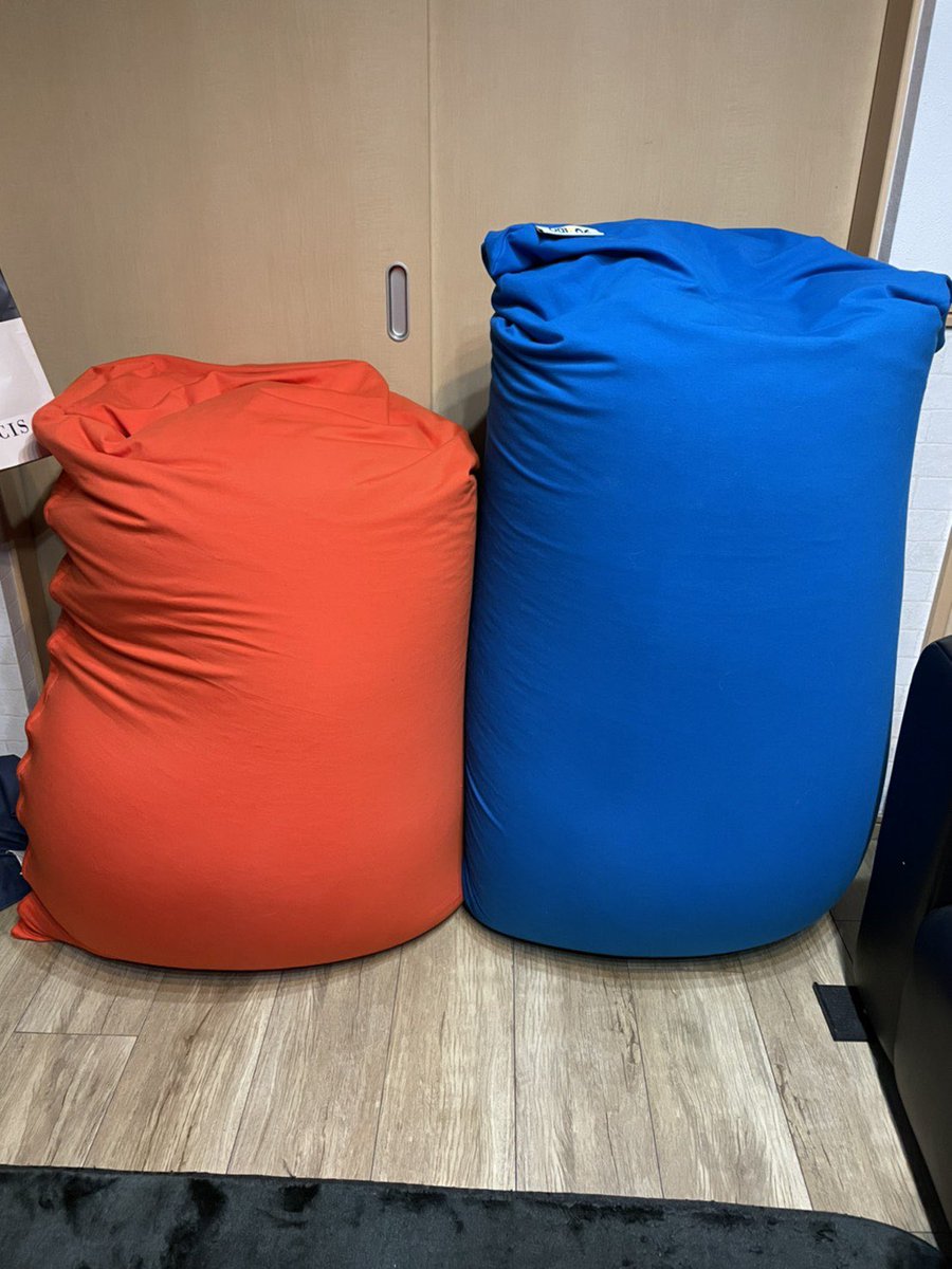 Tom 静岡のヨギボーで同じ大きさ２つ買ったんだけどなんかおかしいなって思ったら大きさ全然違くてやばすぎ 詐欺だ 対応めちゃ悪いしなんなん Yogibo