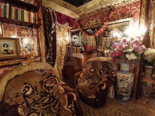 varlamov's tweet photo. На авито всего за 17 000 в месяц можно снять комнату, откуда @Ponasenkov ведет свои стримы! 

 https://t.co/E1eshQGtr0