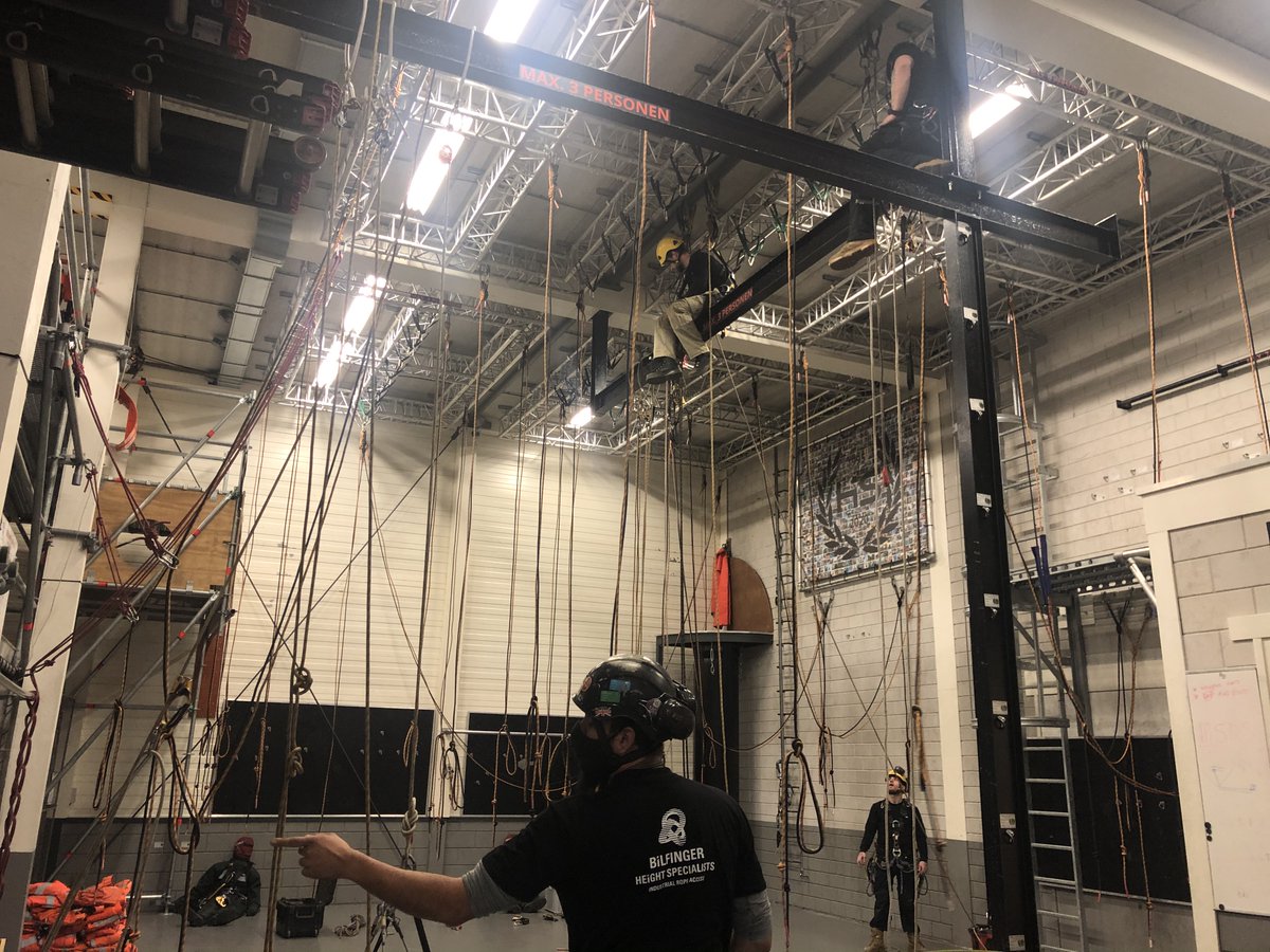 Nu Height Specialists onderdeel is van Bilfinger, is het tijd om deze twee bedrijven samen te smelten. Daarom hebben al onze #RopeAccess technicians een nieuw kledingpakket ontvangen. Wij zijn nog steeds te herkennen aan onze unieke kleuren, uiteraard met nieuw logo.