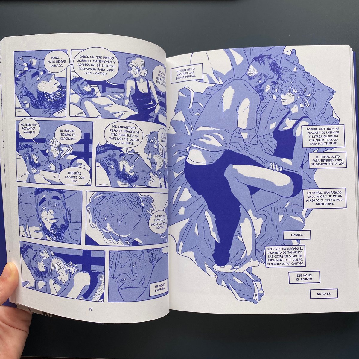 marinaeverdeen_'s tweet photo. He empezado a leer ‘Tiempos precarios’, envío de @LaCupulaComic, y los dibujos son maravillosos, pero es que encima no podría empatizar más con los protagonistas... https://t.co/YysFQNvRl1