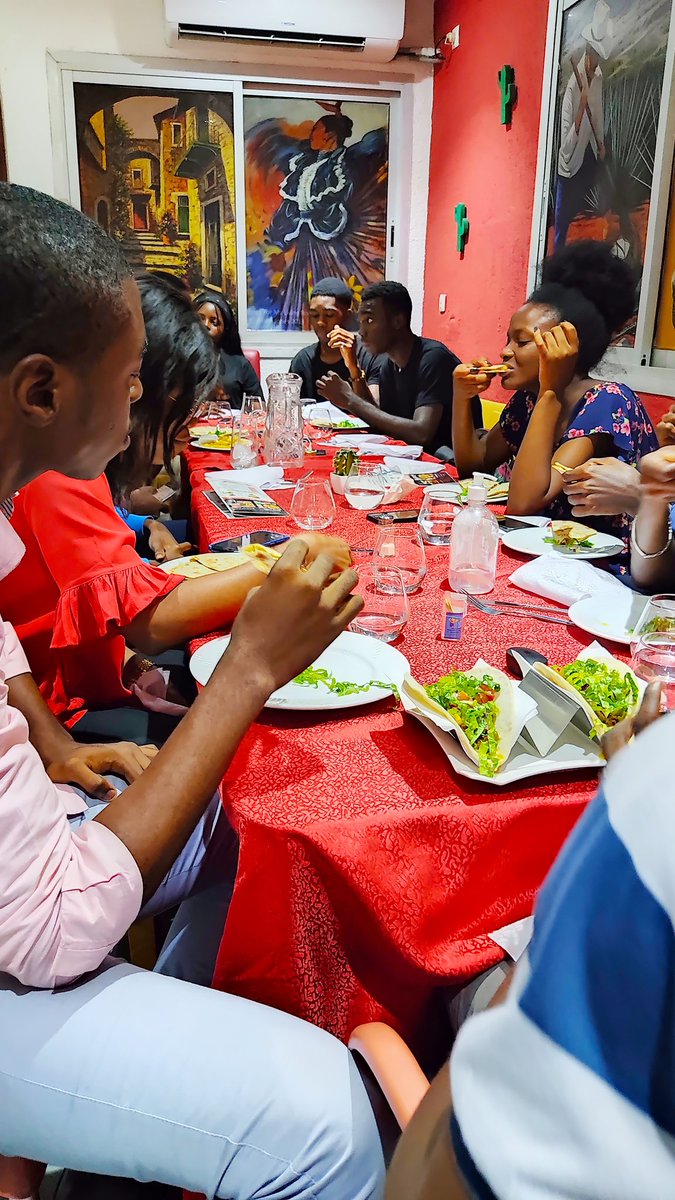 tacoshouse237's tweet photo. En famille, entre amis, camarades, collègues, amoureux... @tacos_house237 vous offre un voyage de saveur exclusif vers Mexico alors profitez-en 
Service de livraison à domicile disponible 
📞 659310795
⌚ de mardi à dimanche 12h-20h

#tacosarelife
#Cameroon
#friendship 
#foodporn https://t.co/pVNMzmhdUH