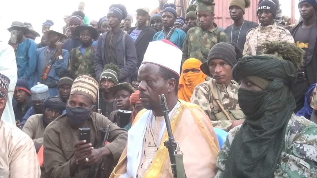 gbengaajiboy's tweet image. Cleric, Sheikh Abubakar Gumi holds meeting with bandit leaders in Zamfara to understand and resolve insecurity in the state. 
@Gidi_Traffic fam o, it is what it is.
ONE NIGERIA ABI?
Good morning