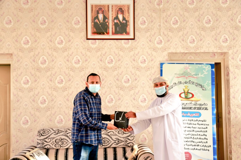 EduGovNBT2605's tweet photo. 💠جائزة الأداء المتميز بمدرسة كعب بن مالك💠
كرم مدير المدرسة الفائزين في جائزة الأداء المتميز لشهري ديسمبر و يناير
#فعاليات_تعليمية_شمال_الباطنة 
#مدارسنا_بأعيننا https://t.co/sLEBjFqw7G