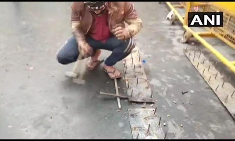 news_bharati_ne's tweet photo. Nails that were fixed near barricades at Ghazipur border (Delhi-UP border) are being removed.
#TraitorNotTractor
#नक्सलीखालिस्तनीषड़यन्त्र https://t.co/jcyDu2nxRZ