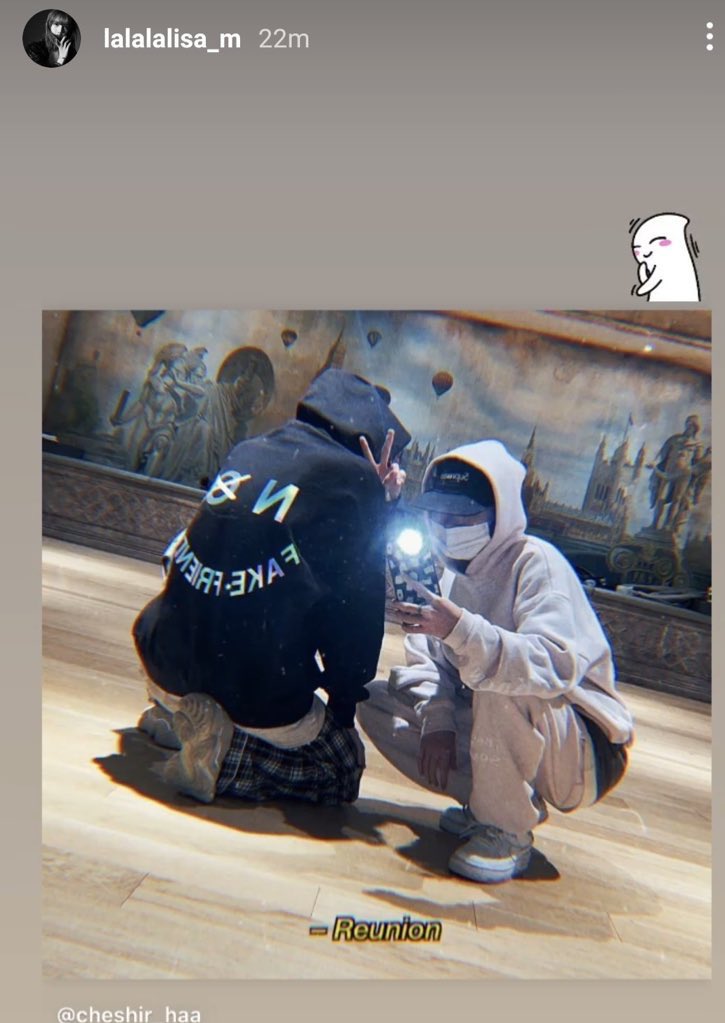godislaIisa's tweet photo. the whole squad supporting now??👀 https://t.co/fkSZPlhurO
