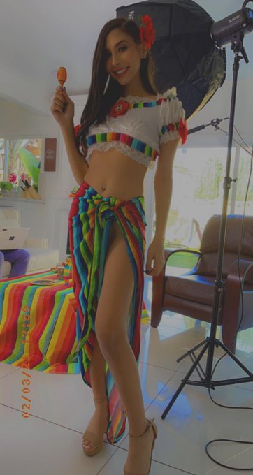 on set earlier. guess who fucked herself with a maraca?😜 https://t.co/AxTrEHT9rK