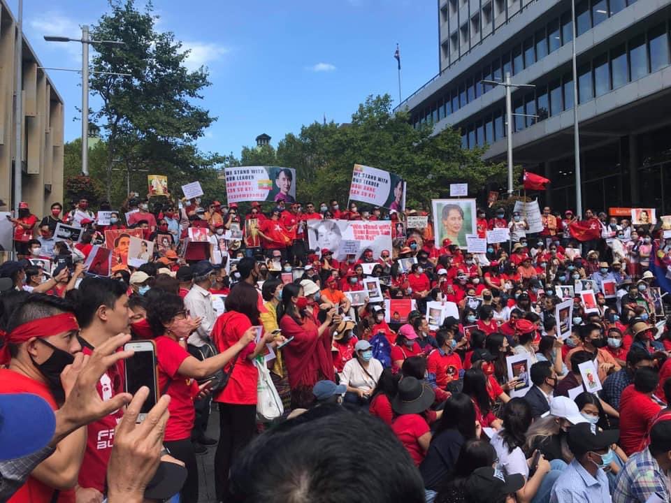 Facebook ပိတ်ရင် Twitter မှာပြန် Share ကြတာပေါ့။ Sydney ကရွှေမြန်မာတွေ။ ( မတရားမှုမှန်တမျှကိုဆန့်ကျင်သည်) #SaveMyanmar #AungSanSuuKyi #sydneymyanmar