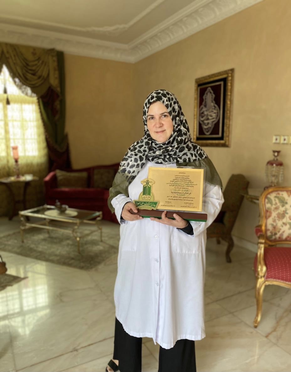 كرم معالي رئيس جامعة الملك عبدالعزيز أ.دعبدالرحمن اليوبي،
البروفيسور جمانة الأعمى
مديرة مركز الأميرة الجوهرة للأمراض الوراثية 
لحصولها على جائزة أفضل باحث بالعلوم الصحية بالجامعة لعام ٢٠٢٠
وذلك من حيث الأبحاث المنشورة والإشراف على طلبة الدراسات العليا والعرض بالمؤترات العالمية🇸🇦