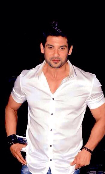 DubaiSidhearts's tweet photo. 🚨TRP Update🚨

☆ #BB14 got 2.0+ TRP only twice 
☆ #WeekendVaar by Salman
☆ #WeekendVaar by #SidharthShukla 

Last Sunday episode hosted by Sid got 2.2+ TRP🔥🔥

Ab to lagta hai... Murde mai bhi jaan daalni ho to uske kaan ke paas bol do... @sidharth_shukla 
Proud of u bro😘❤️ https://t.co/XVhWDlUzLX
