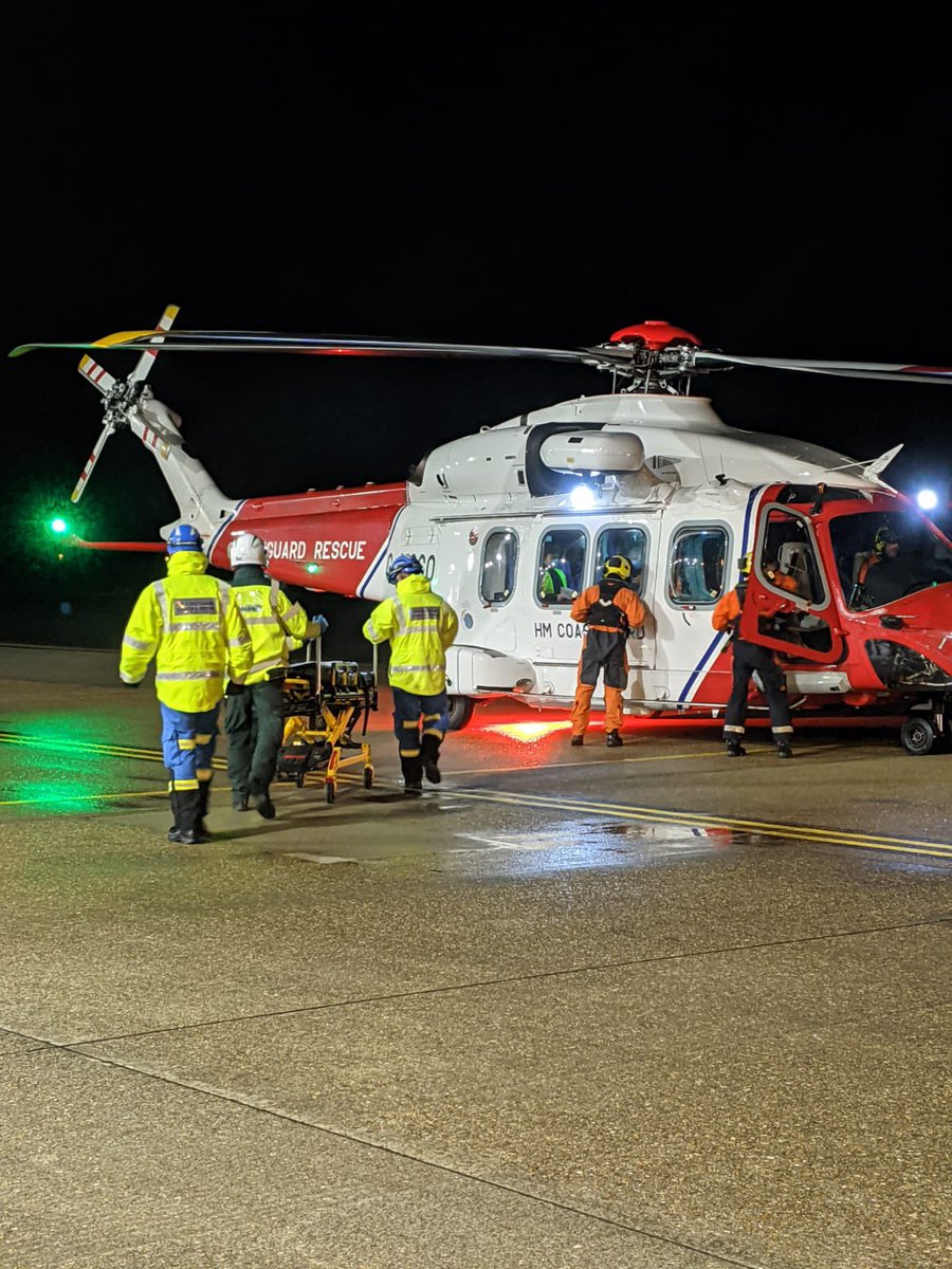 hillheadcg's tweet photo. 📟4/2/21 Tasked in the early hour for a Medevac on board Coastguard Helicopter Rescue 175 from @IOWNHS. Casualty passed Into the care of a @SCAS999 North harbour crew for onward journey to @QAHospitalNews #teamwork #NHSheroes #LeeSAR https://t.co/X3fS7ftlra