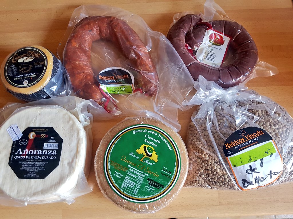 Productos extremeños recién llegados
-Queso Añoranza de Oveja curado
-Queso de Cabra curado sudao
-Torta con Trufa de <a href="/CremositosZujar/">Cremositos del Zújar</a>
-Patatera ibérica de #Montánchez
-Morcilla
-Lentejas
#Extremadura #Queso