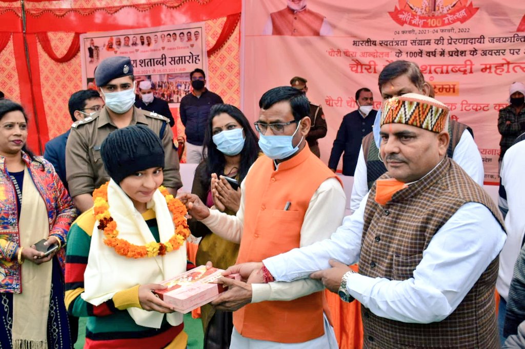 DmMuzaffarnagar's tweet photo. चौरी चौरा शताब्दी समारोह के अवसर पर शहीदों के परिजनों को सम्मानित करते मा0 जनप्रतिनिधिगण @PMOIndia
@UPGovt @CMOfficeUP @ChiefSecyUP @InfoDeptUP @navneetsehgal3 #चौरी_चौरा_के_100_साल https://t.co/nXVCATfZZw