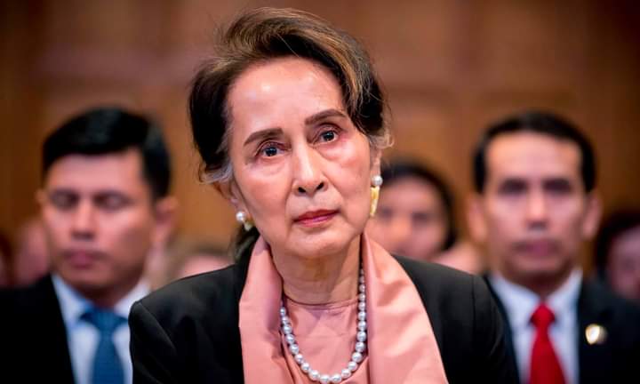 ArakanLighter's tweet photo. The leader of the country who was cruel to the Rakhine people.
Look at Daw Aung San Suu Kyi who fell on the chariot.She once defended the Burmese military over the UN's allegations of genocide against Muslims.
@ArakanLighter 
@UN_HRC @UN https://t.co/x6k32j0oNA