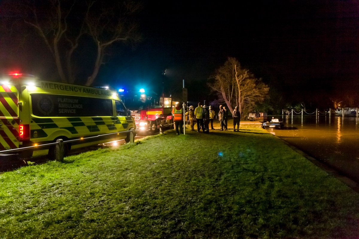 Reports of a body in the River Thames yesterday evening, lots of rescue services in attendance. #riverthames #surrey #shepperton #chertsey #sheppertonlock