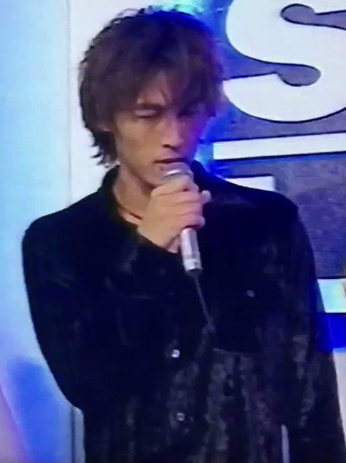 ヒカル 茶髪 悪ガキ坊ちゃん風から 神ストレートセンター分けになり チリチリパーマでとどめを刺してきた年の瀬 96年の稲葉さんのカッコよさは今見ても尋常ではありませんね 嗚呼 稲葉浩志よ 永遠なれ