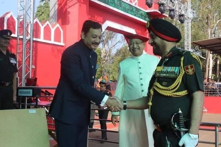 आज 'मराठा डे' म्हणजे 'मराठा लाईट इन्फन्ट्री' चा स्थापना दिवस. सह्यगिरी कुशीतील महाराष्ट्रभूमी मधल्या सामर्थ्यवान, धैर्यवान, ध्येयवान, शिस्तप्रिय, कणखर आणि चपळ सैनिकांना घेऊन ब्रिटिशांनी १७६८ मध्ये लाईट इन्फन्ट्री रेजिमेंट(बॉंबे सिपॉय) ची स्थापना केली होती. (1/n)