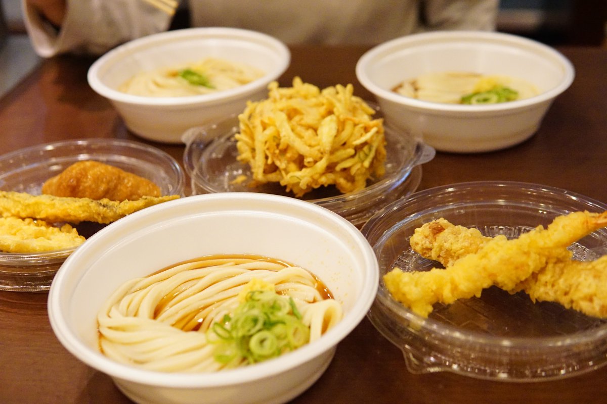 丸亀製麺 公式 明日はお昼は うどんとサイドメニューがセットになったボリューム満点 打ち立てセット にしませんか 丸亀製麺 飯テロ