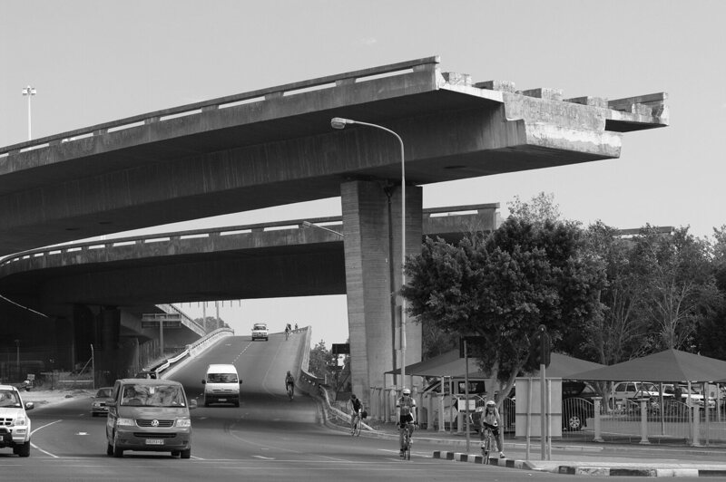 The Story Behind A Highway in Cape Town That Has Been Left Half-Finished for 40 Years #StoryBehindByNdzavi[Thread]