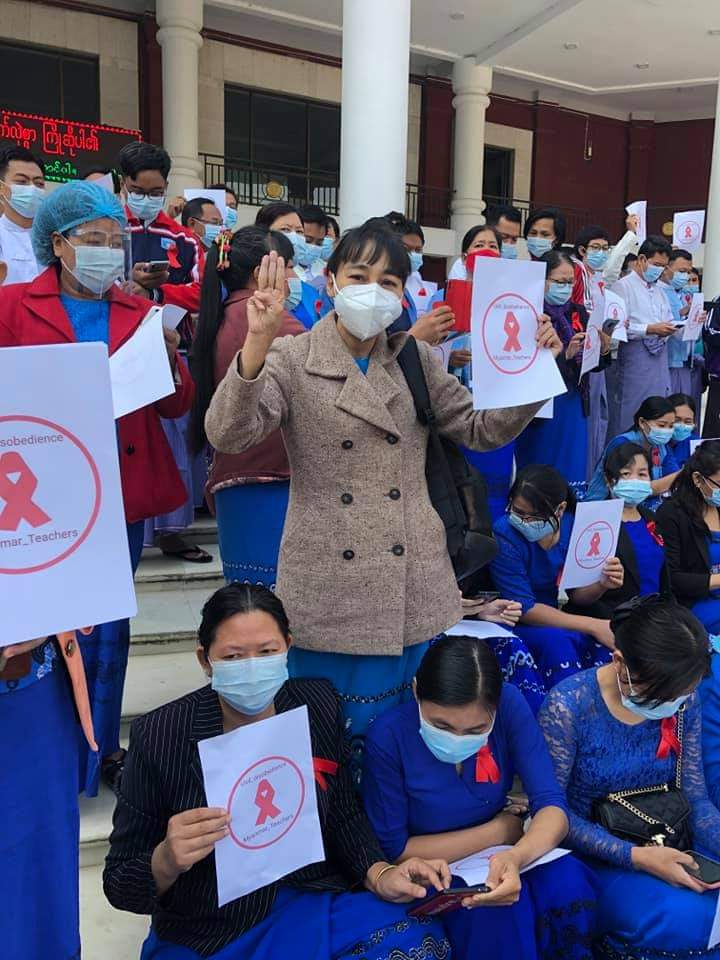 pyaeswanmgmg's tweet photo. 'ရတနာပုံ တက္ကသိုလ် ဆရာ/ဆရာမ များ၏
အာဏာရှင်ဆန့်ကျင့်ရေး လှုပ်ရှားမှု'

'Yadanar Bon University Teachers Join Anti-Coup 
Campaign' ❤️

Send me DM if you find out another anti-coup canpaigns 🙏

#HearTheVoiceOfMyanmar 
#JusticeForMyanmar https://t.co/DEUZOU2n08