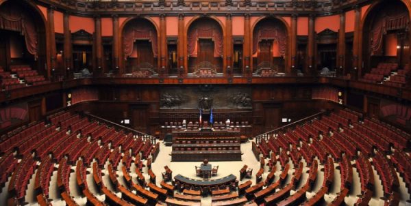 antoniopalmieri's tweet photo. A proposito dei paralleli con il governo Monti. 1. #Draghi viene per spendere bene, non per tagliare. 2. Non è assolutamente detto che il suo sia un #Governo tecnico. #crisidigoverno #Politica https://t.co/0c4Chp9zwR