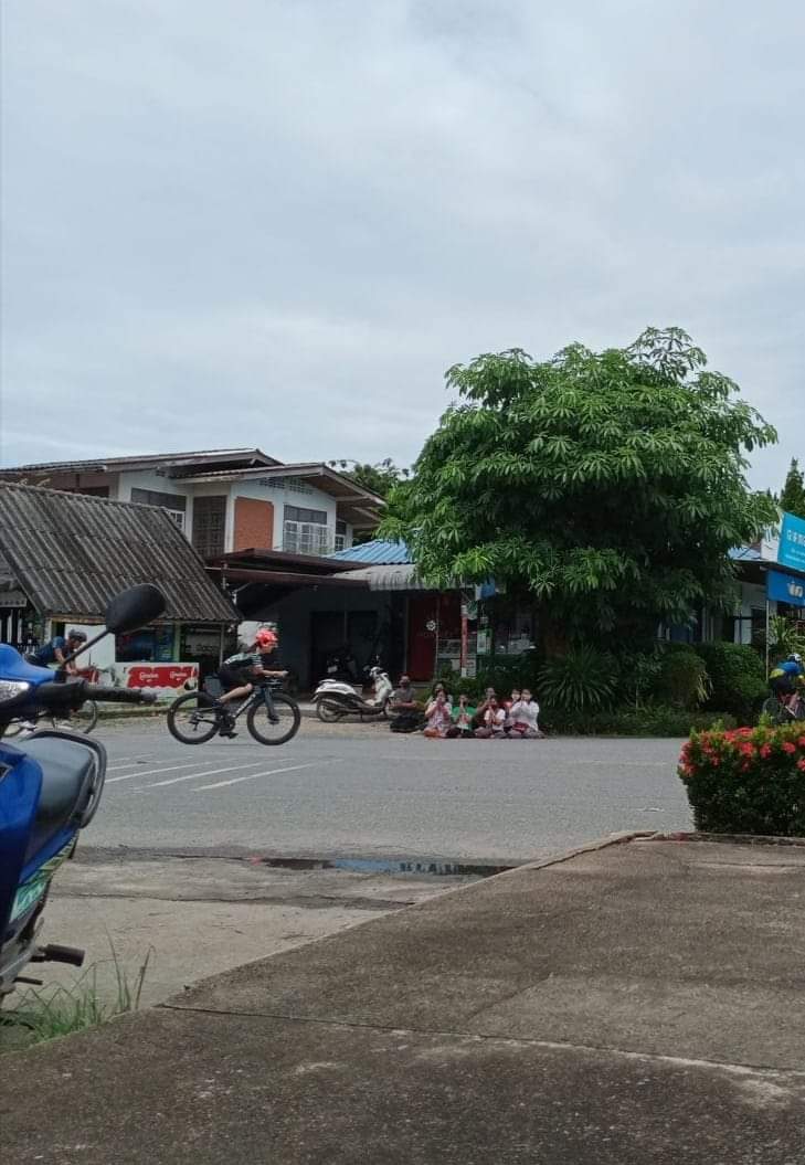 kmira_m's tweet photo. ขอยืมเเทคนะครับ ไม่ทราบว่าผู้ที่ขี่จักรยานในภาพคือใครหรือครับ ขี่มาช่วยภัยน้ำท่วมหรือว่ายังไงครับ เพราะมีคนรอริมถนนไหว้อยู่ หรือว่าขี่เล่นๆ #เสี่ยโป้ https://t.co/dORnP0bzPQ