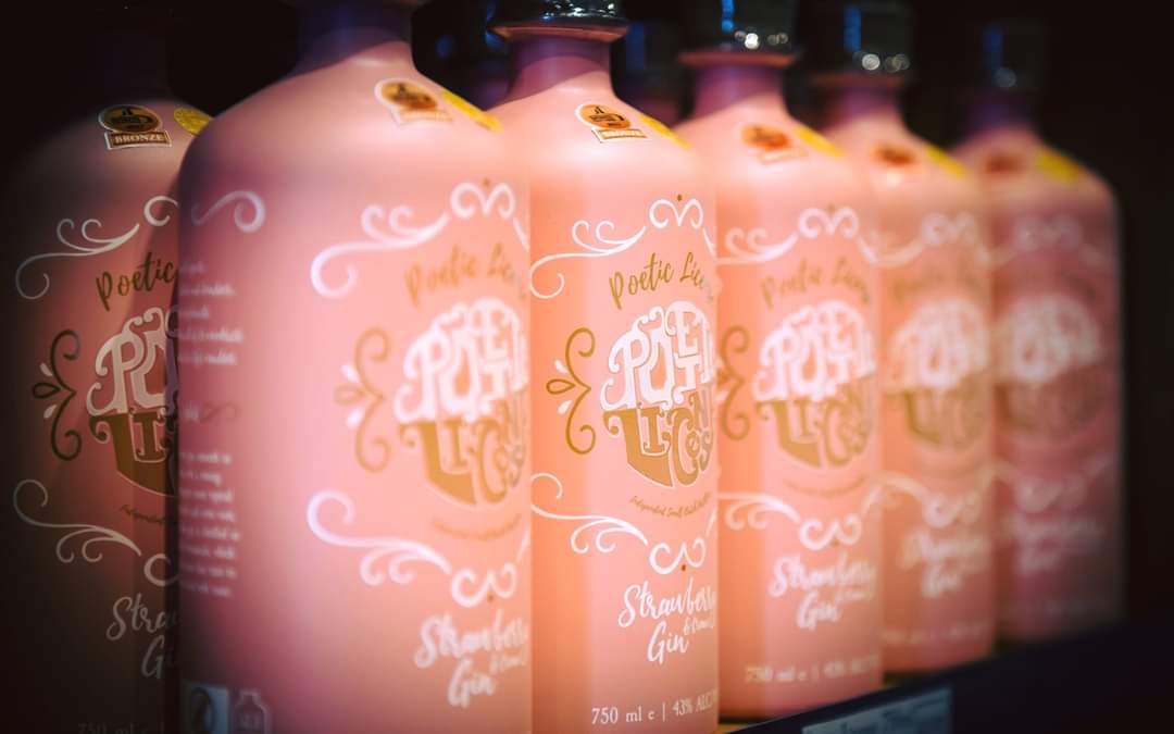 PoeticLicenseZA's tweet image. Get 20% off the selling price of our 750ml gins in our Shoppe when doing a gin tasting in our tasting room.
Our bar and tasting room is open Fridays to Sundays from 10am till 6pm

#PoeticLicenseDistilleryZA #CraftGin #PortOwen