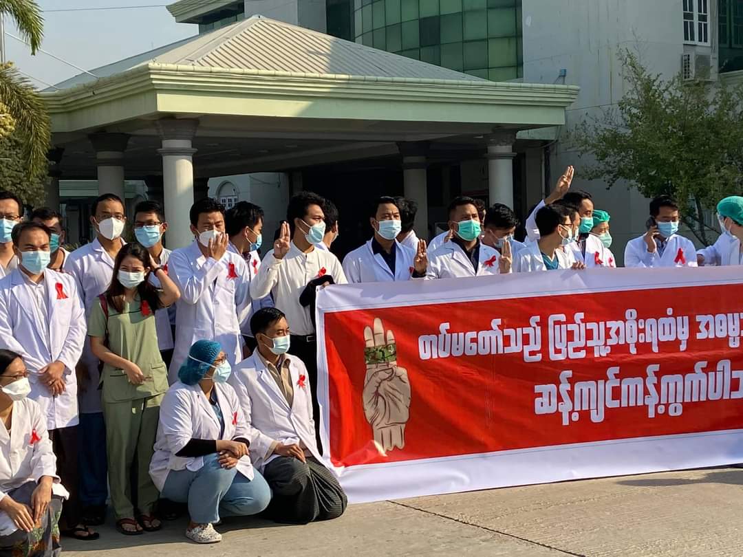DoctorCctv's tweet photo. Medical doctors in Mandalay begins red ribbon campaign against Myanmar military coup. https://t.co/QDT1TXoJOI https://t.co/JUxBBCoqSP