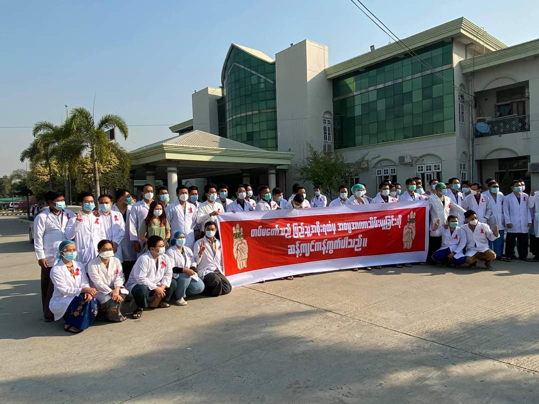DoctorCctv's tweet photo. Medical doctors in Mandalay begins red ribbon campaign against Myanmar military coup. https://t.co/QDT1TXoJOI https://t.co/JUxBBCoqSP