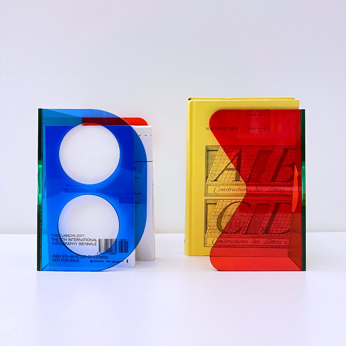 bbareunson's tweet photo. 📕BRS “BOOK” Bookend
1300*2000*2000(mm)

📘“BOOK”이라고 쓰인 북엔드를 디자인했습니다. 
사무실이나 집의 책상 위에 두면 귀여운 포인트가 되는 북엔드입니다. https://t.co/zK4T0IGsNC