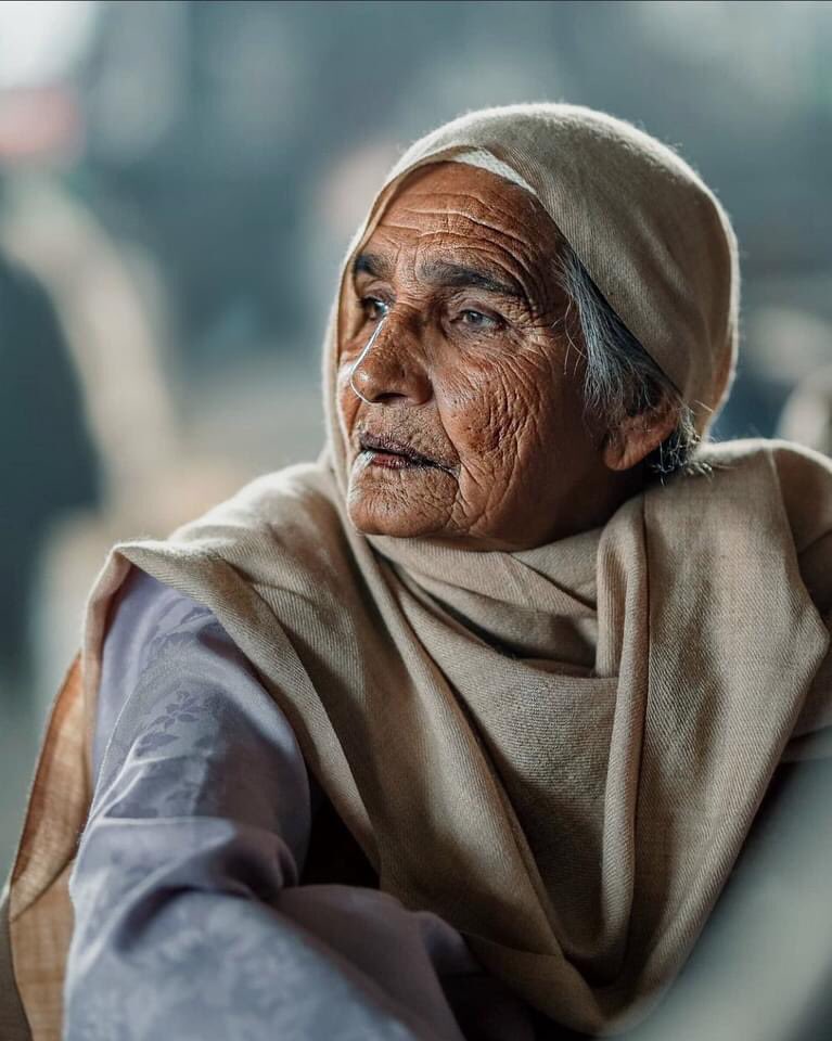 WorldzWomen's tweet photo. #Farmers_Lives_Matter #FarmersStandingFirm #JusticeForNavreet #StandWithFarmers #WorldSupportsIndianFarmers #अब_किसान_कमल_काटेगा 

The farmers feed us.

And, then, there are those who feed the farmers and are backbones of our country 

At the frontlines #VandeMataram #motherindia https://t.co/q63cSNtPlj