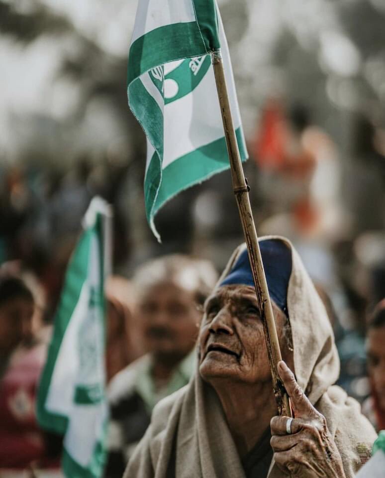WorldzWomen's tweet photo. #Farmers_Lives_Matter #FarmersStandingFirm #JusticeForNavreet #StandWithFarmers #WorldSupportsIndianFarmers #अब_किसान_कमल_काटेगा 

The farmers feed us.

And, then, there are those who feed the farmers and are backbones of our country 

At the frontlines #VandeMataram #motherindia https://t.co/q63cSNtPlj